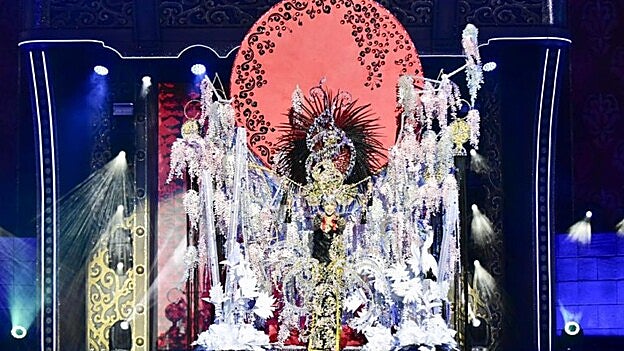 Georgina Pérez, presentada por el centro comercial La Minilla, primer dama de honor. /  Arcadio Suárez