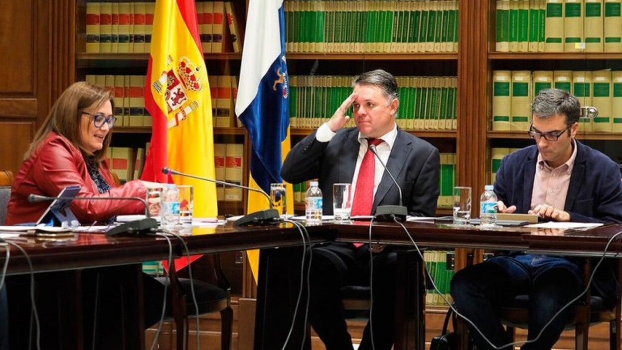 Negrín mantiene la señal tras un contrato negociado sin publicidad