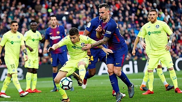 El delantero del Barcelona Paco Alcácer (d) pelea un balón con el centrocampista del Getafe Francisco Portillo. / Efe