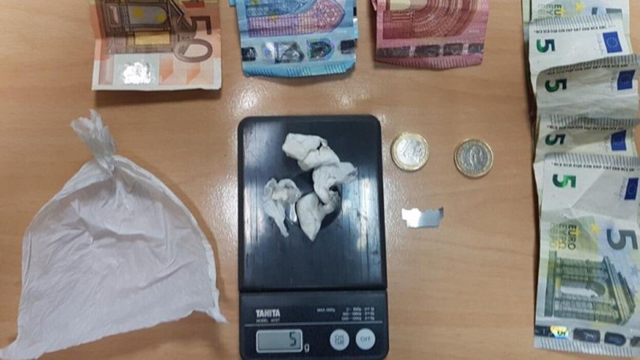 Pillado mientras daba crack a un toxicómano