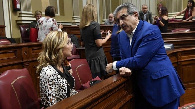 Román Rodríguez, con Australia Navarro en el Parlamento canario.