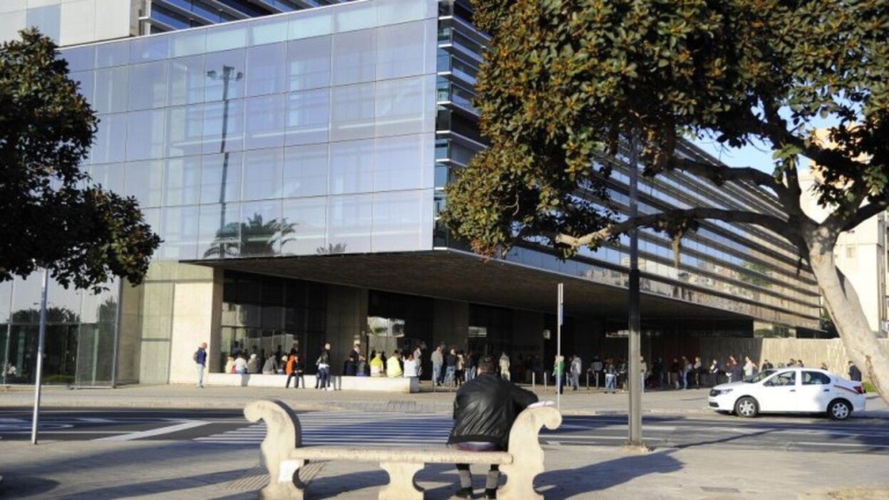 Investigan a un abogado por siete delitos