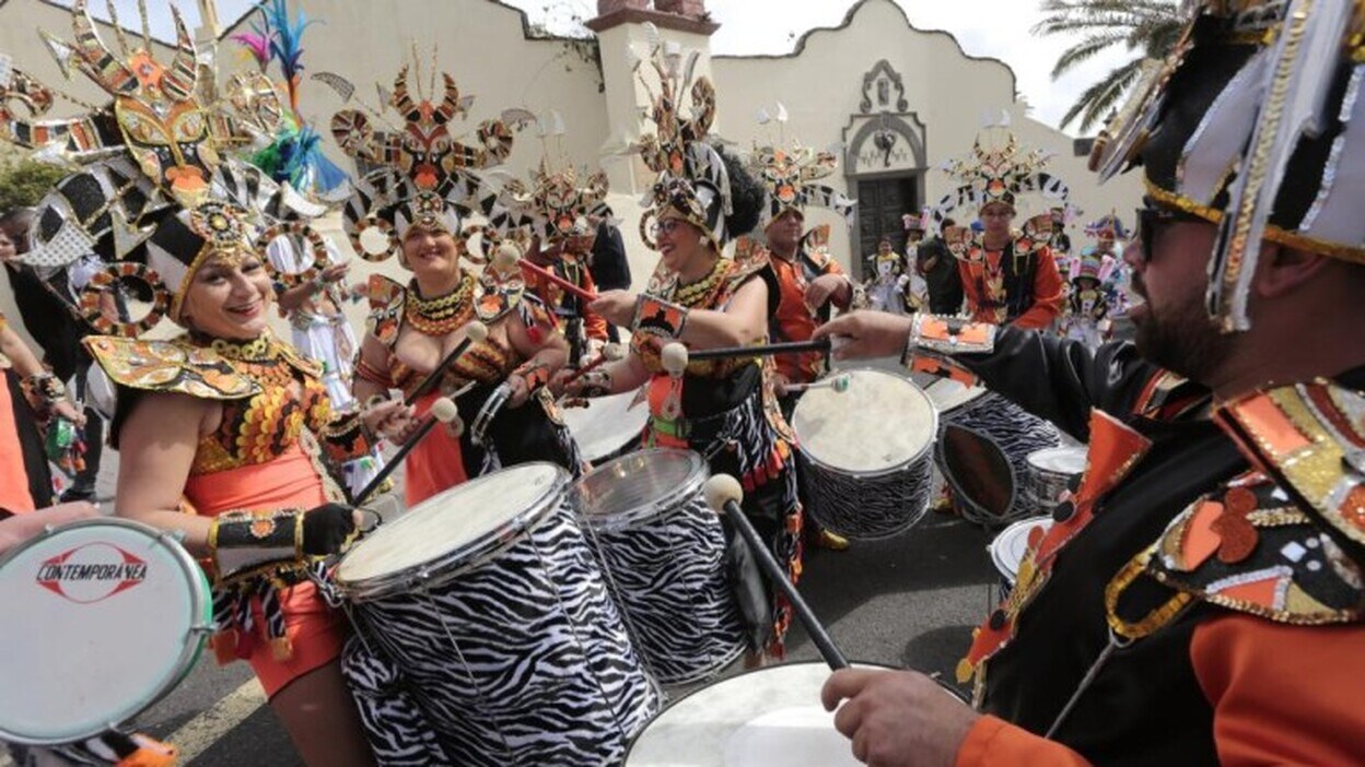 Desfile festivo en San Bartolomé