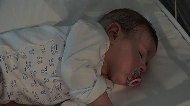 Carla, la bebé que recibió un corazón incompatible, sale del hospital