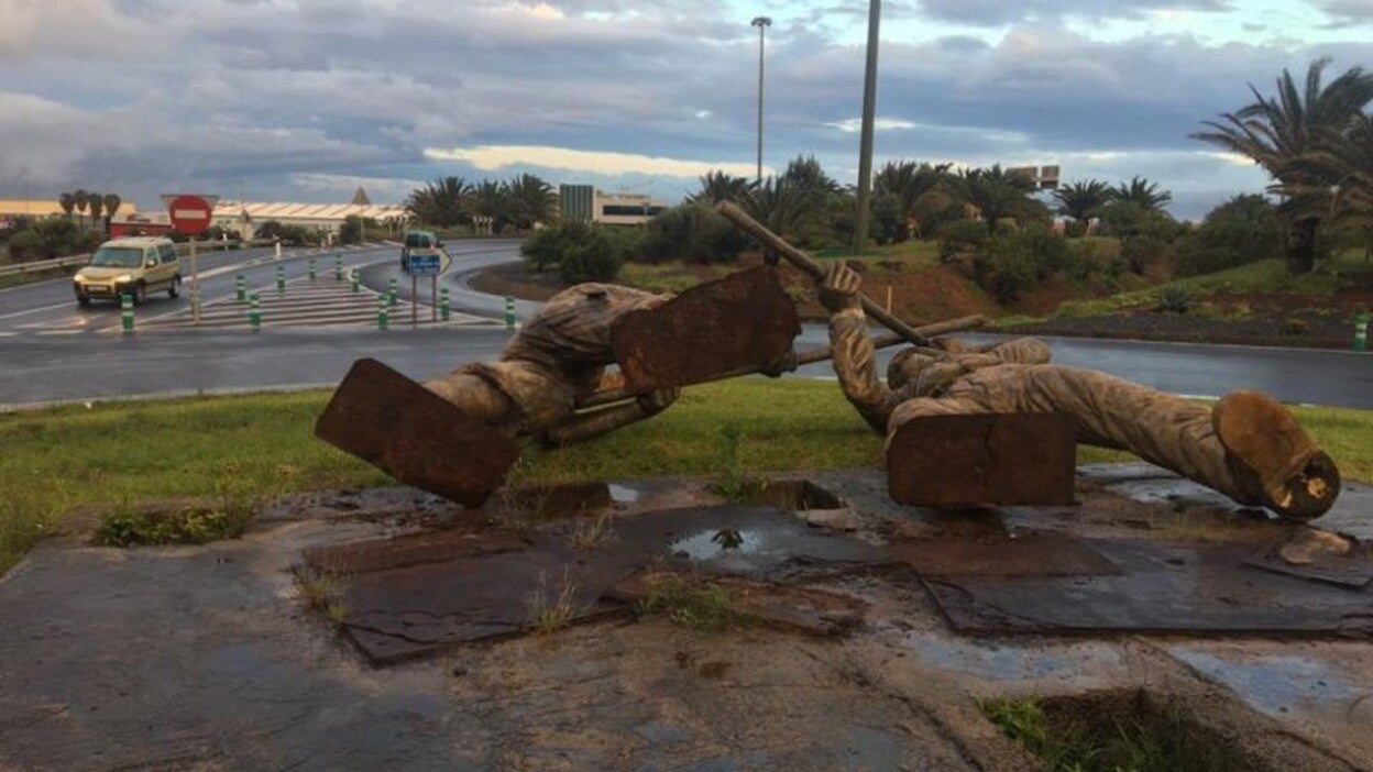 El viento tira una escultura en El Calero