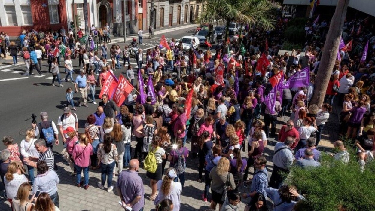 Decenas de miles de personas secundan la huelga feminista por la igualdad