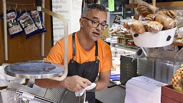 Santiago Ginori despachando en su puesto  / Esteban Campillo