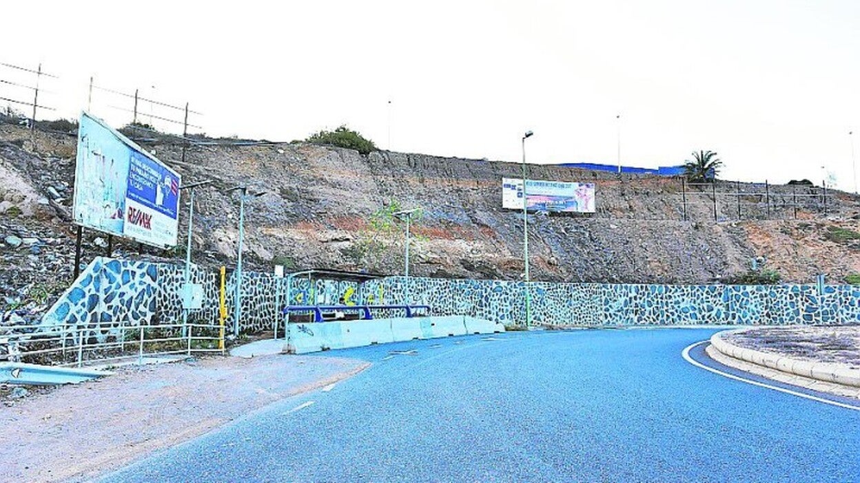 Casi dos años después y las vallas siguen a uno y otro lado de la GC-1