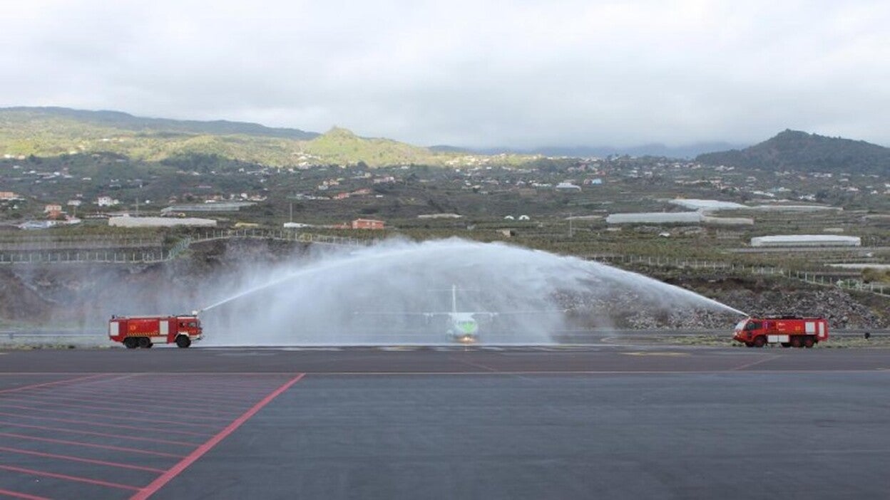 Binter refuerza su apuesta por La Palma bautizando un avión