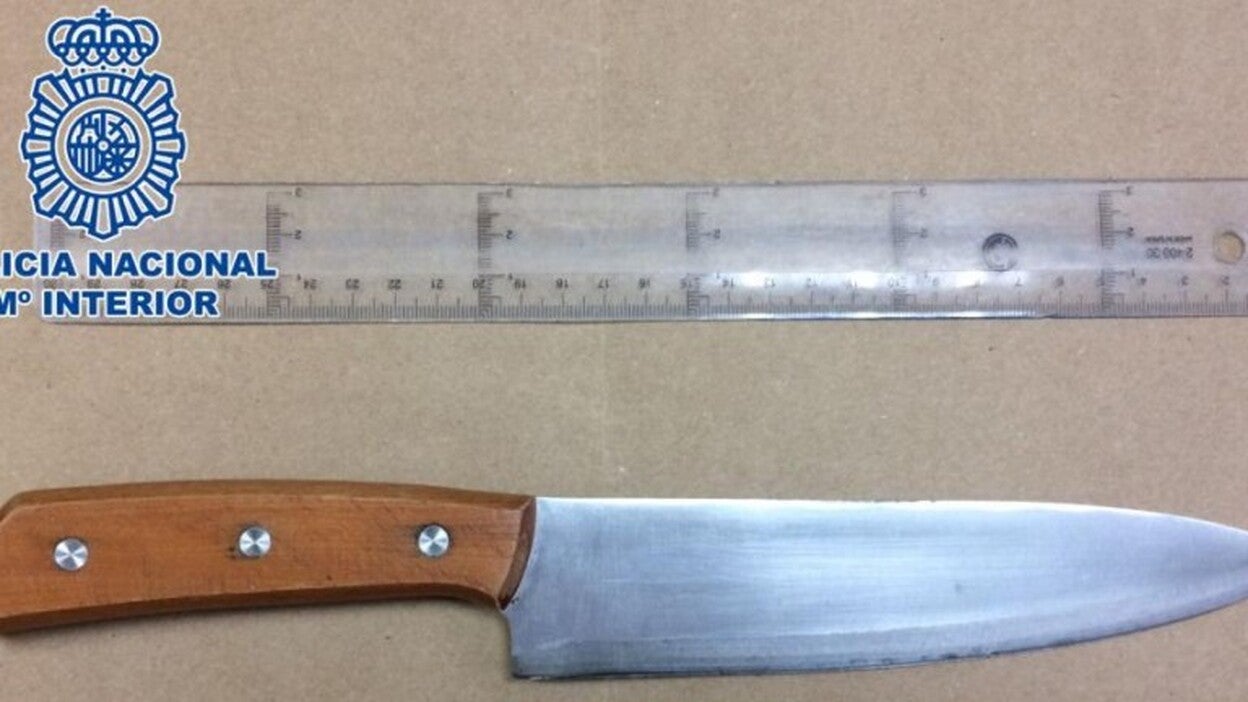 Amenaza con un cuchillo a varias personas en la estación de guaguas