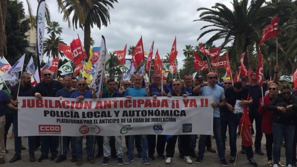 Unos 13.000 policías locales demandan en toda España jubilarse a los 59 años