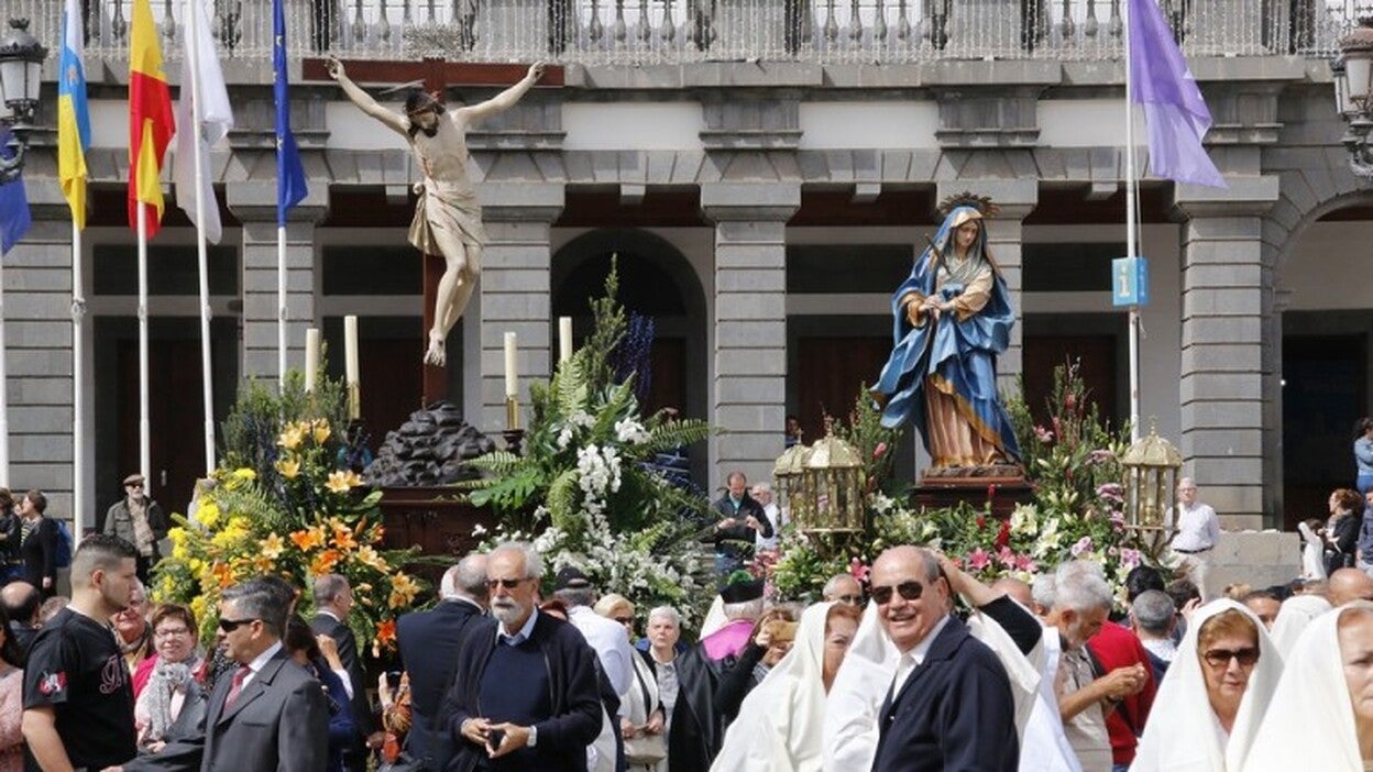 Emotiva procesión de Las Mantillas