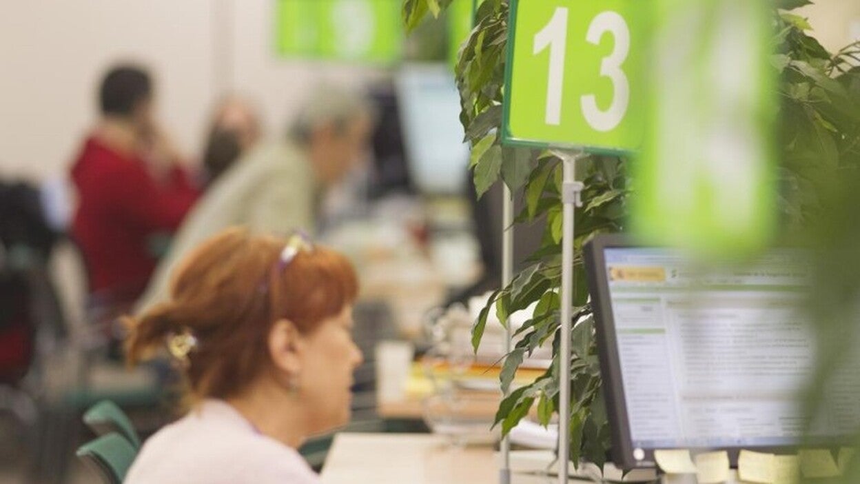 Los parados inscritos en Canarias bajan un 0,61% en marzo