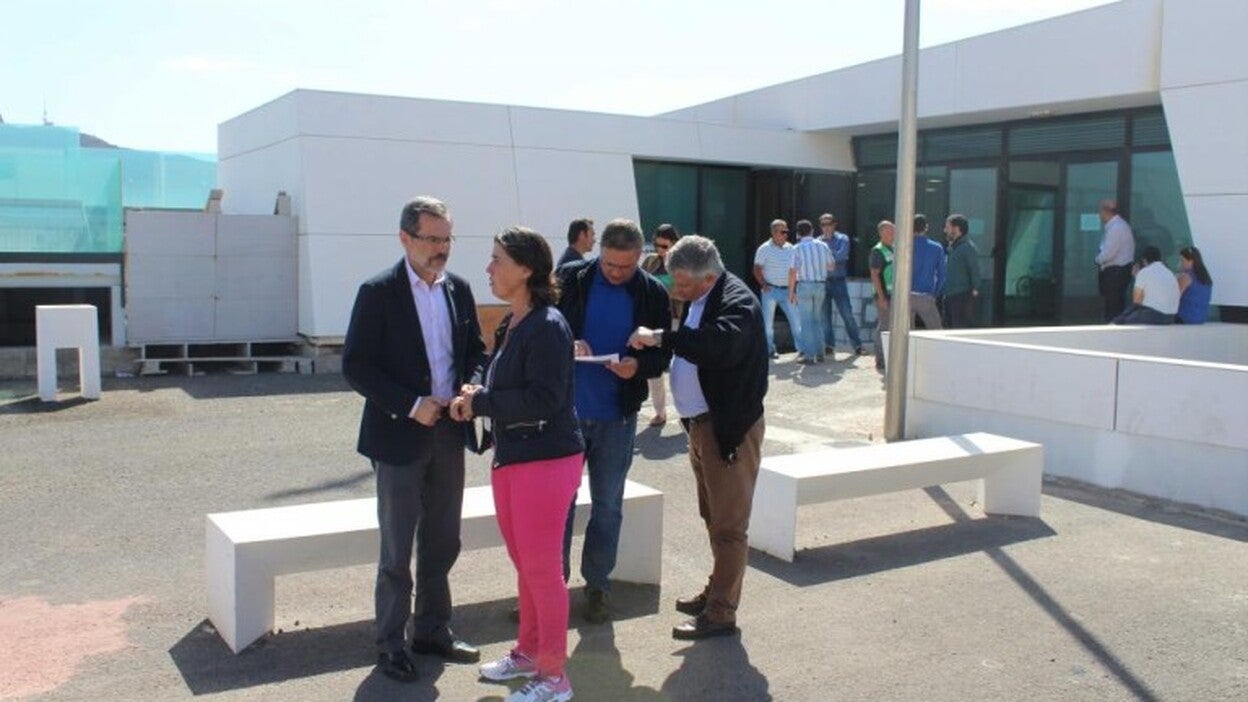 Aún quedan seis barcos hundidos en el muelle de Gran Tarajal