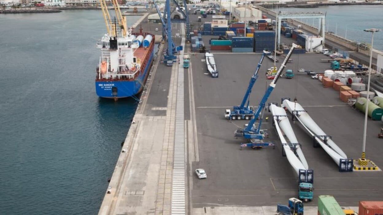 Desembarcan cinco molinos eólicos en el muelle capitalino