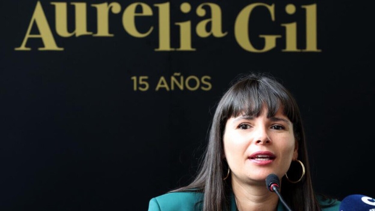 Aurelia Gil celebra 15 años en las pasarelas con «Flores Nocturnas»