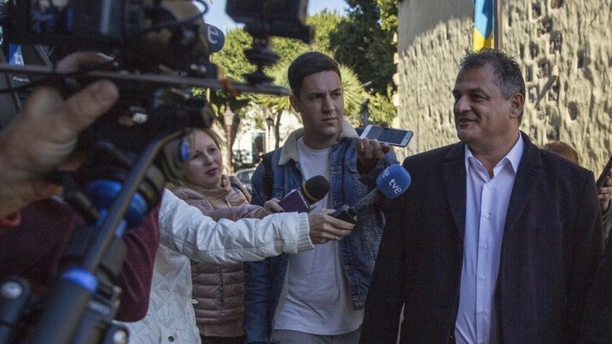 El alcalde de La Laguna echa balones fuera y señala a la directora de Seguridad