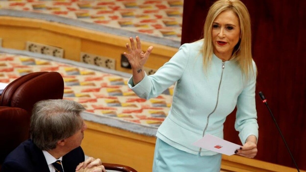 Cifuentes denuncia a Aguirre en la Fiscalía