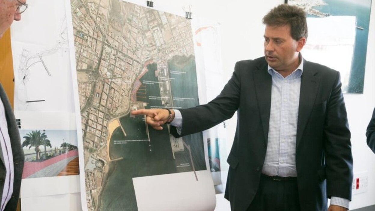 El muelle comercial crece en 250 metros solo para los petroleros