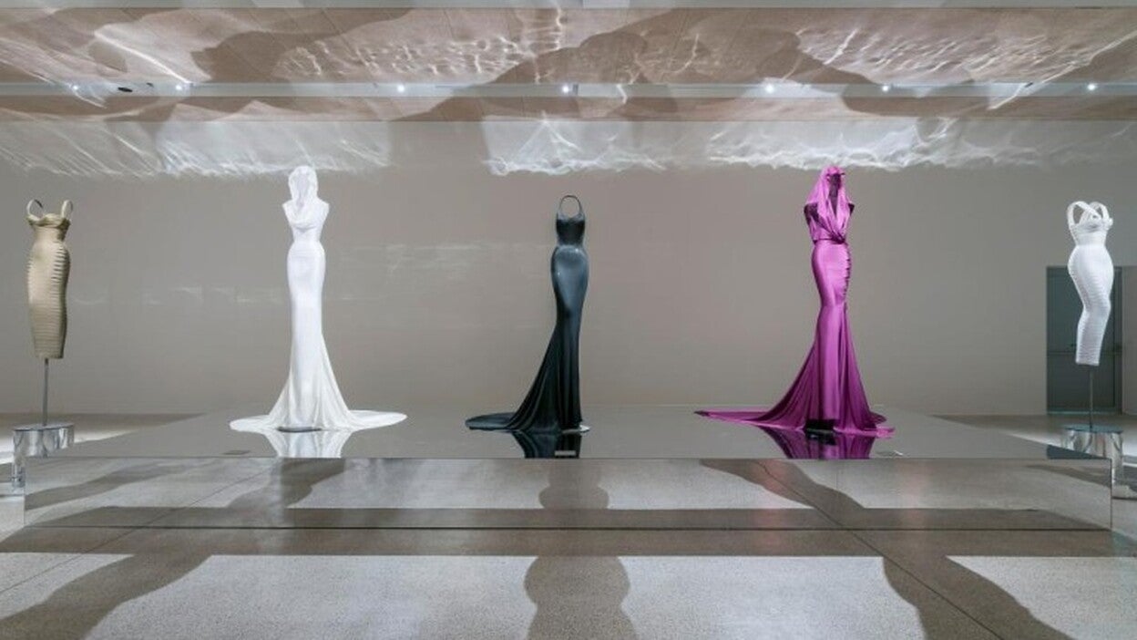 Las prendas de Azzedine Alaïa se exponen como esculturas en Londres