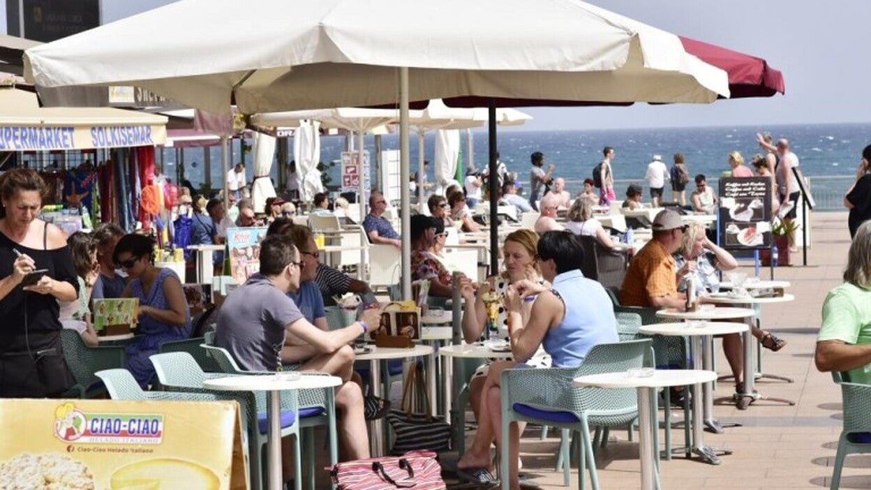 La caída del turismo frena el crecimiento económico canario