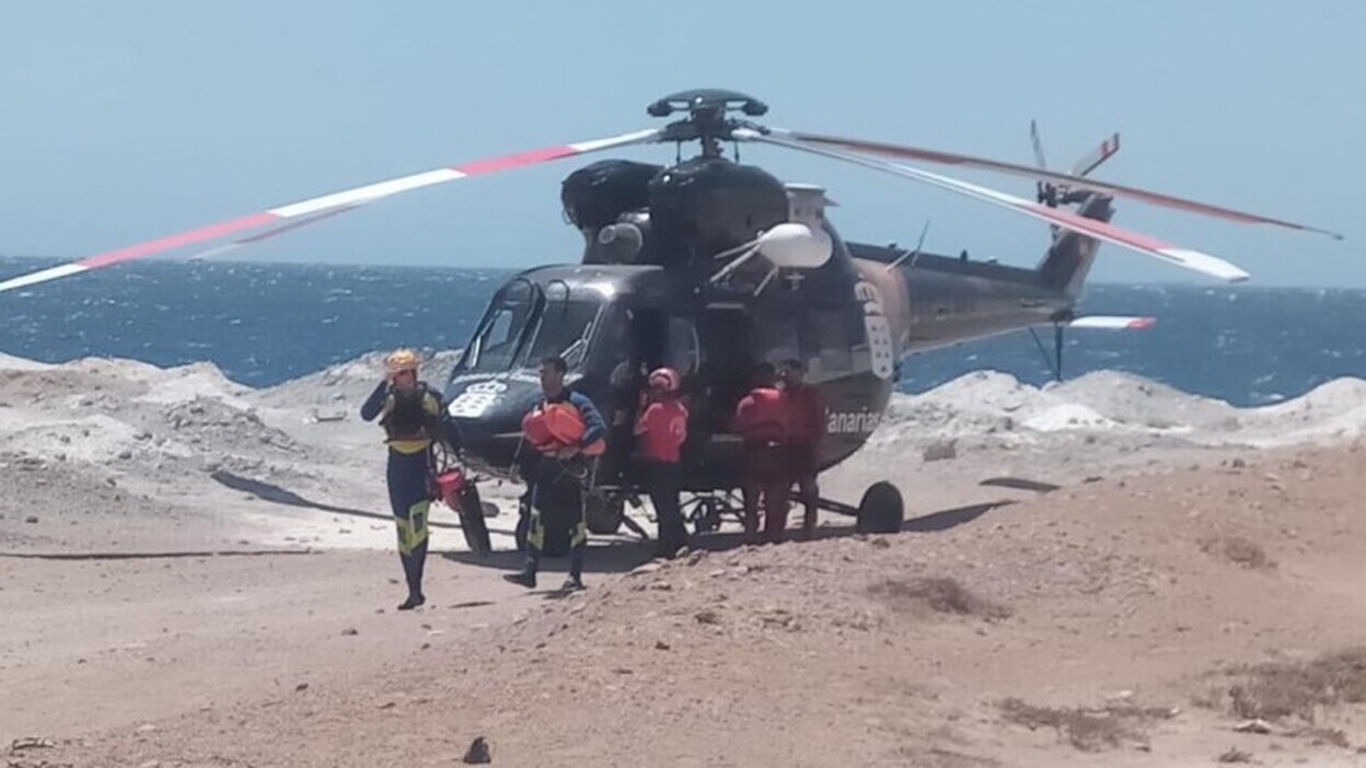 Un helicóptero rescata tres personas en Agüimes
