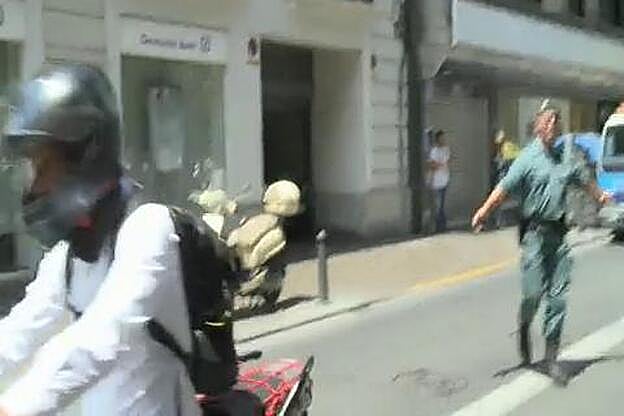 Zaplana abandona detenido su domicilio de Valencia tras un registro de cinco horas y con gran expectación