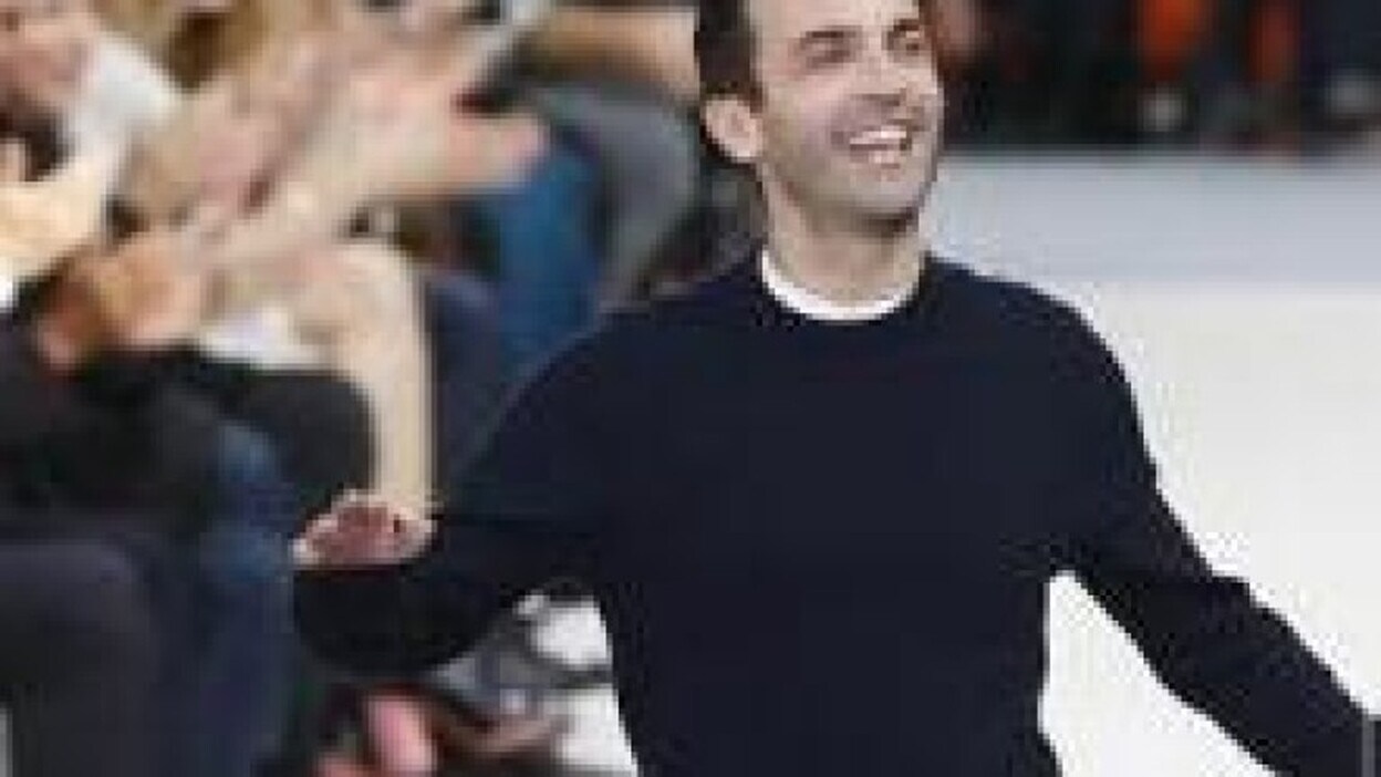 Louis Vuitton renueva su contrato con el diseñador Nicolas Ghesquière