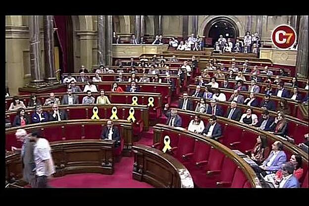 La polémica de los lazos en el Parlament