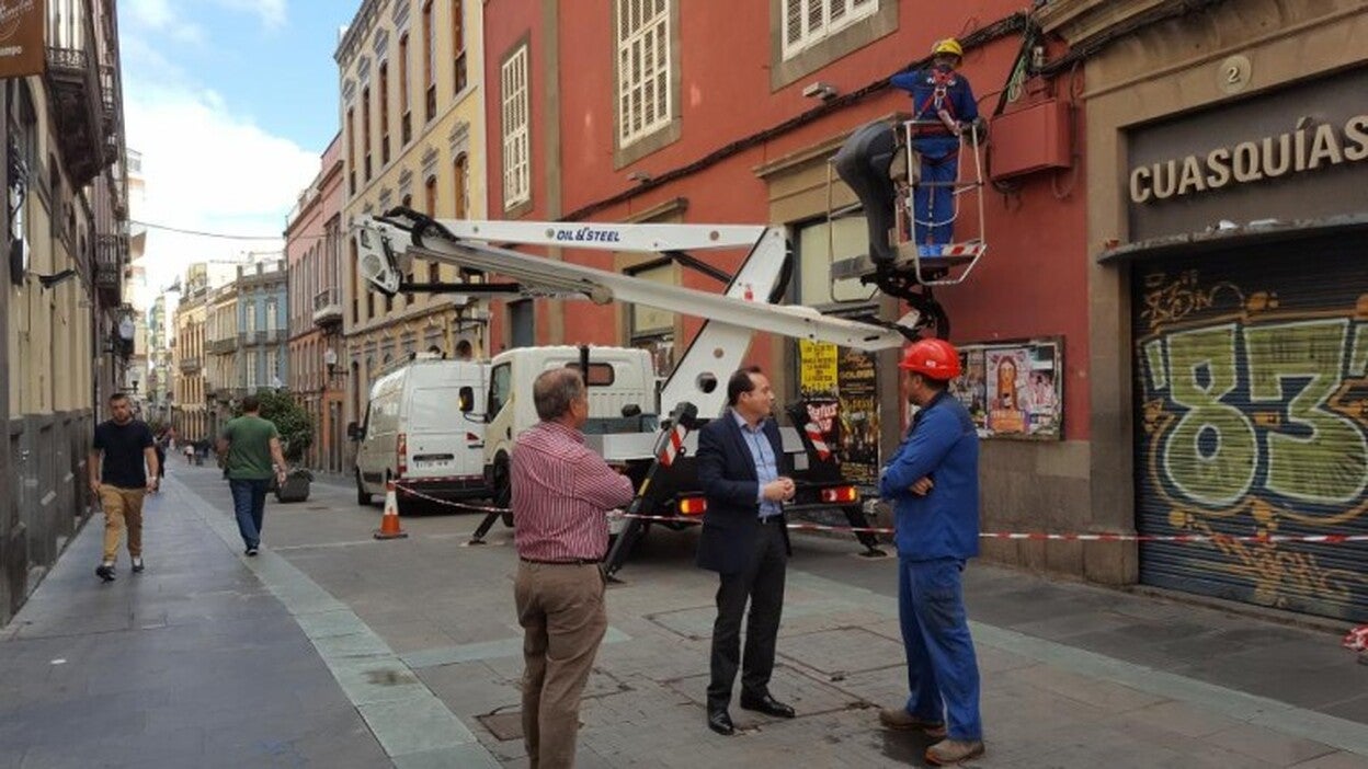 Triana cambia su iluminación con 128 nuevas luminarias