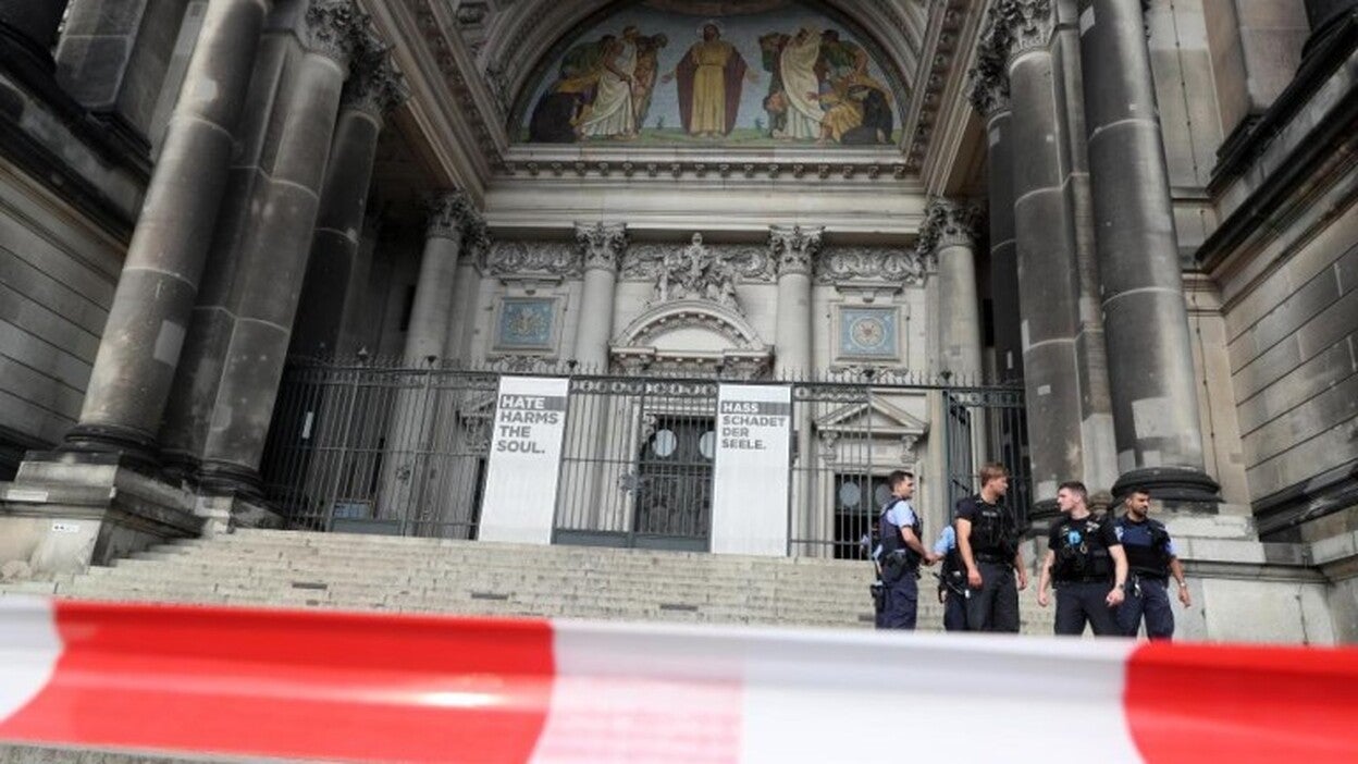 Un policía y un sospechoso, heridos tras un tiroteo en la Catedral de Berlín