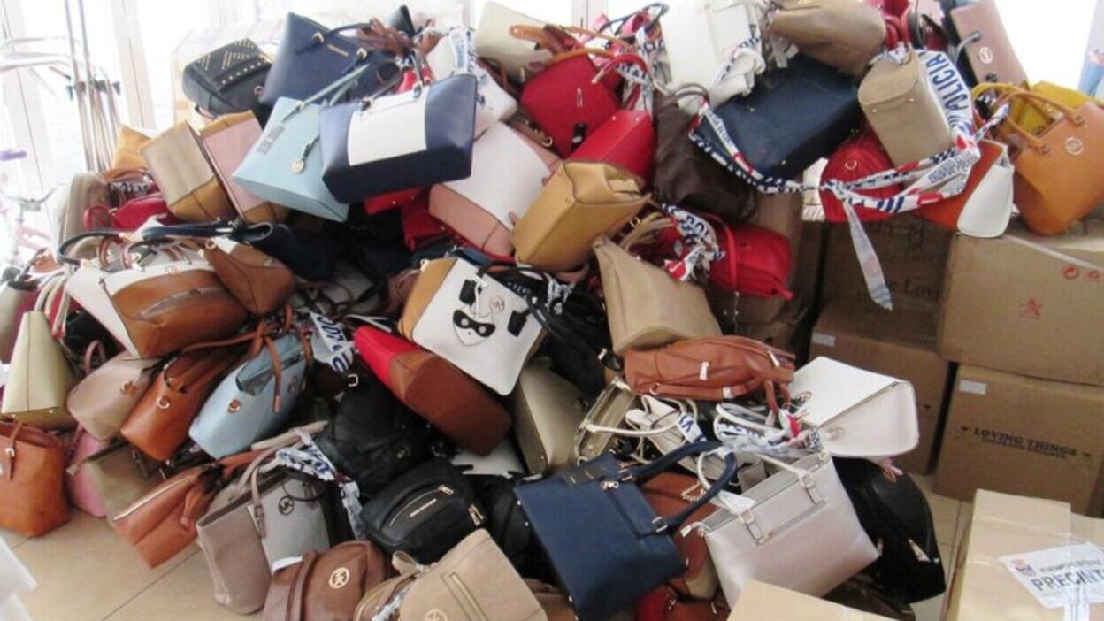 Incautan más de 2.700 artículos falsos en Costa Teguise