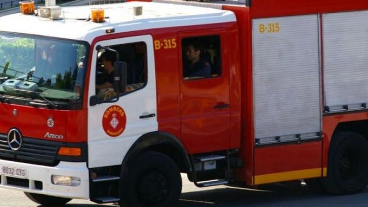 Una muerta y diez intoxicados en un incendio en Barcelona