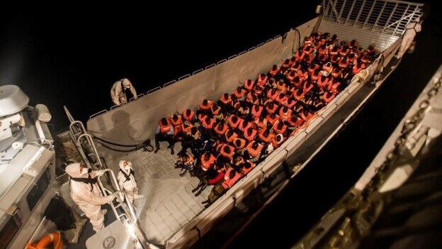 Imagen de los refugiados en el barco. /  Efe