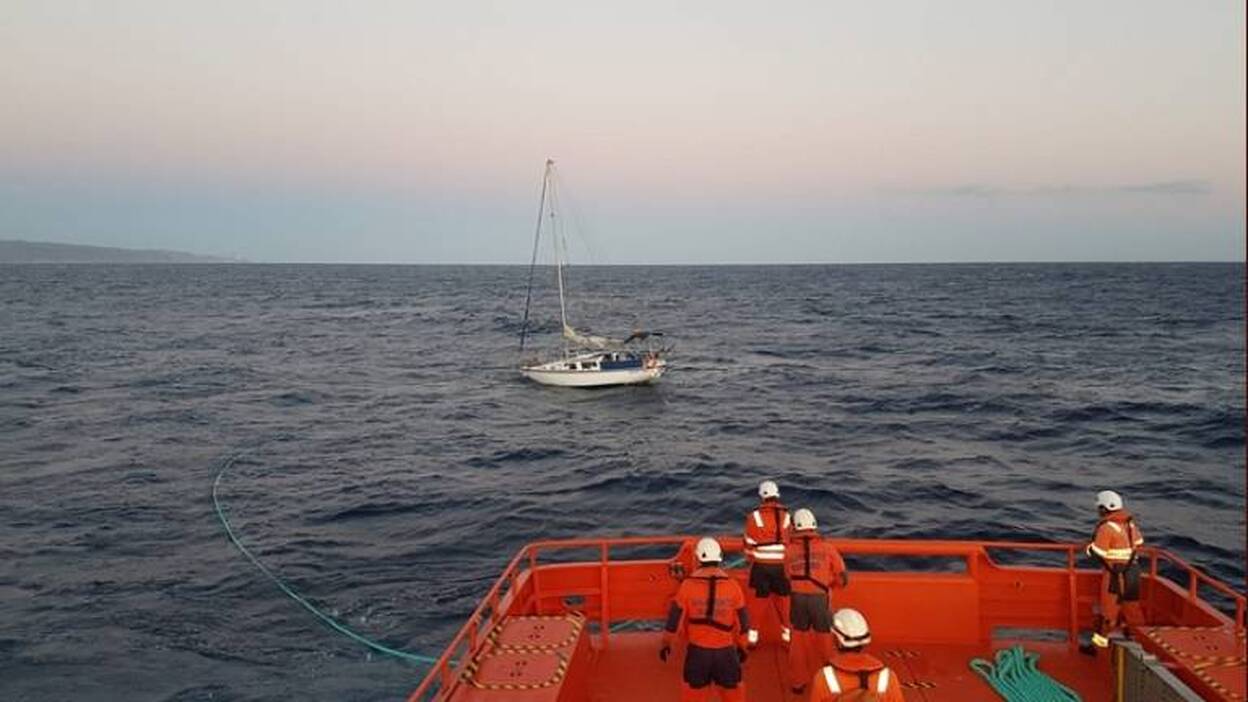 Rescatan a un velero a la deriva en Cabo Descojonado