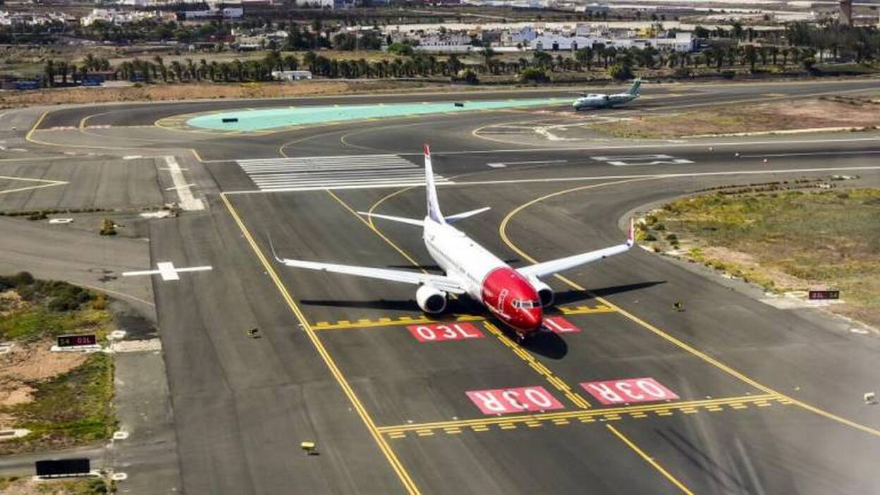 Las aerolíneas prometen no subir los precios en las rutas canarias