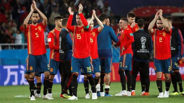 España pasa primera haciendo el ridículo (2-2)