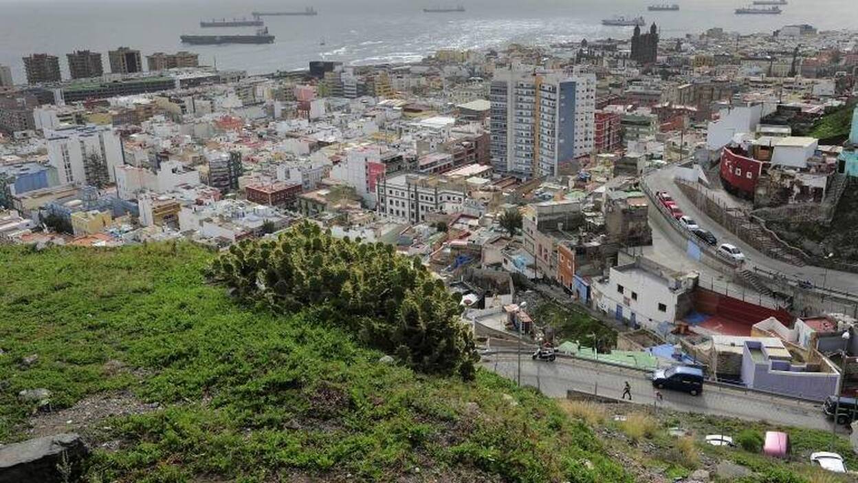 Le intentan estrangular tras robarle en su taxi