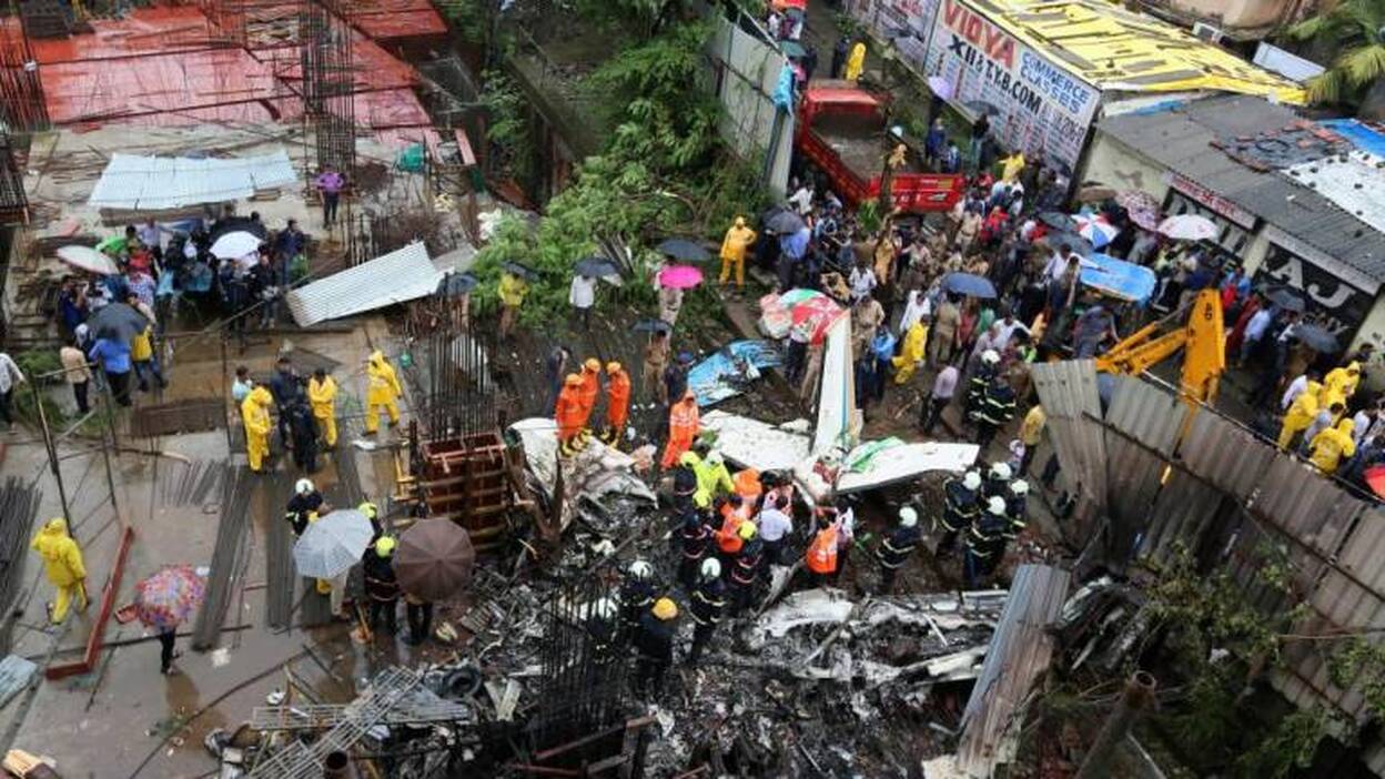 Cinco muertos al estrellarse una avioneta en Bombay
