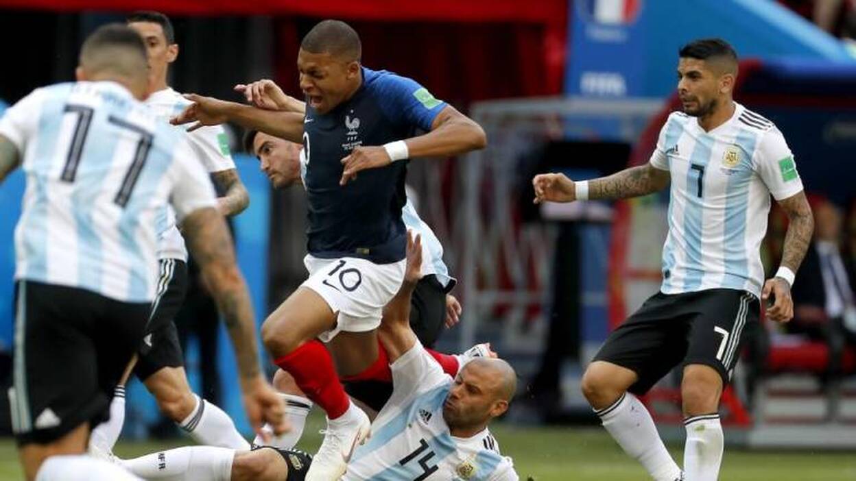 Francia derrota a Argentina en una exhibición de Mbappé