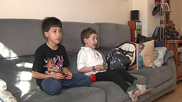 Tres niños prueban en sus casas el primer exoesqueleto infantil