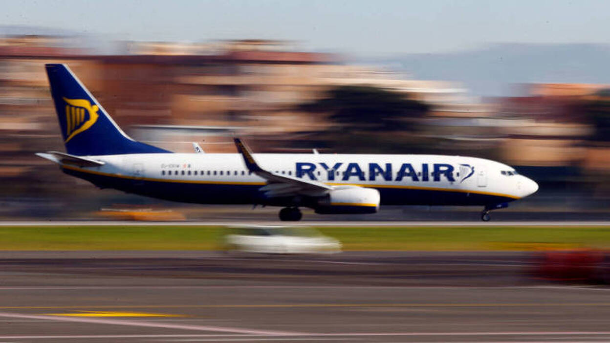 Los tripulantes denuncian a Ryanair por el derecho a huelga