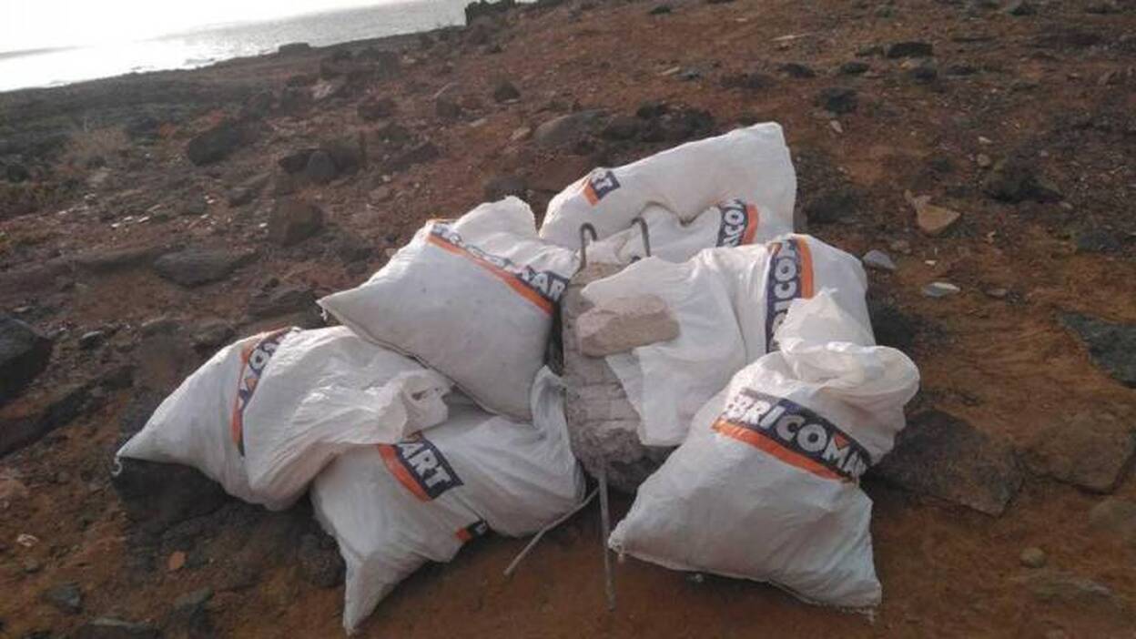 El Confital amanece con sacos de escombros y un bidón