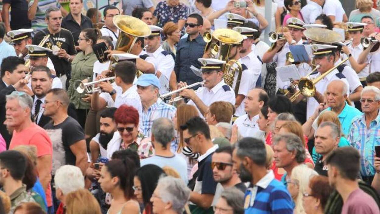 La Virgen se adueña de la bahía