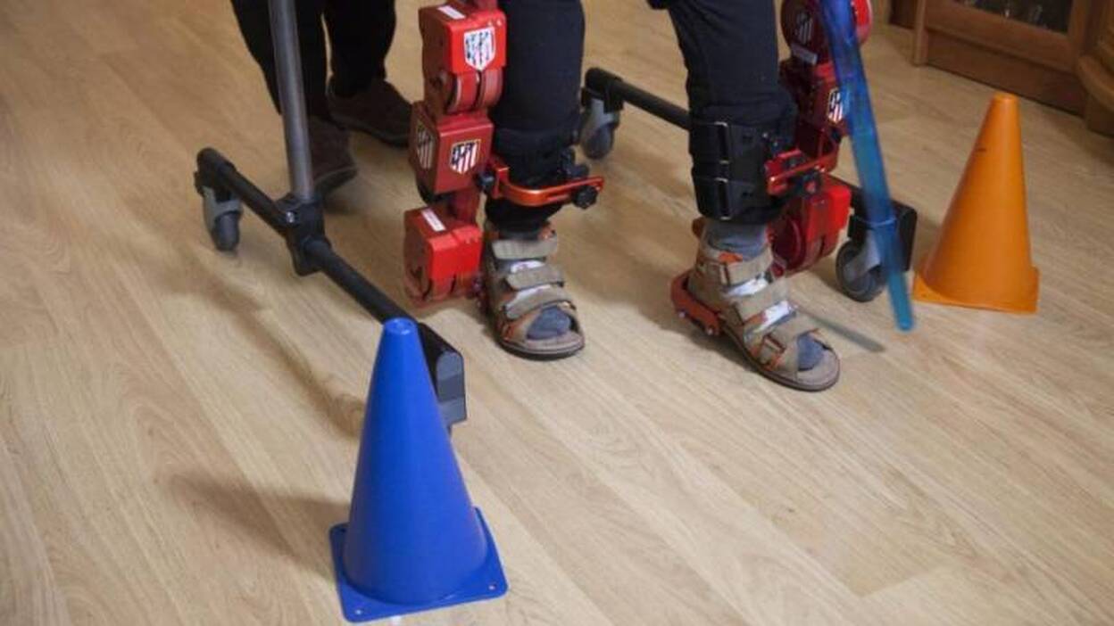 Atrofia muscular espinal. Estudio pionero permite a tres niños probar en su casa un exoesqueleto