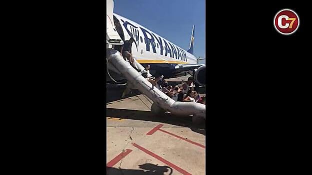 Desalojan un avión en El Prat al incendiarse un móvil