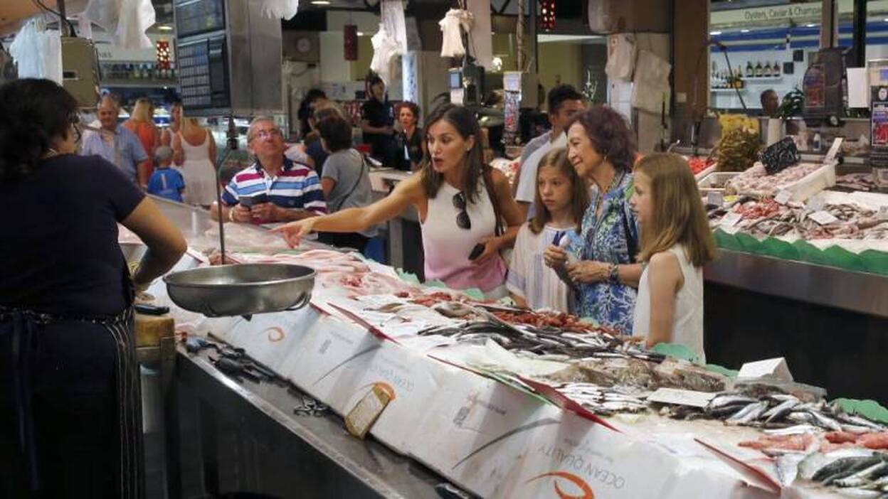 La reina Letizia, sus hijas y doña Sofía, en el mercado