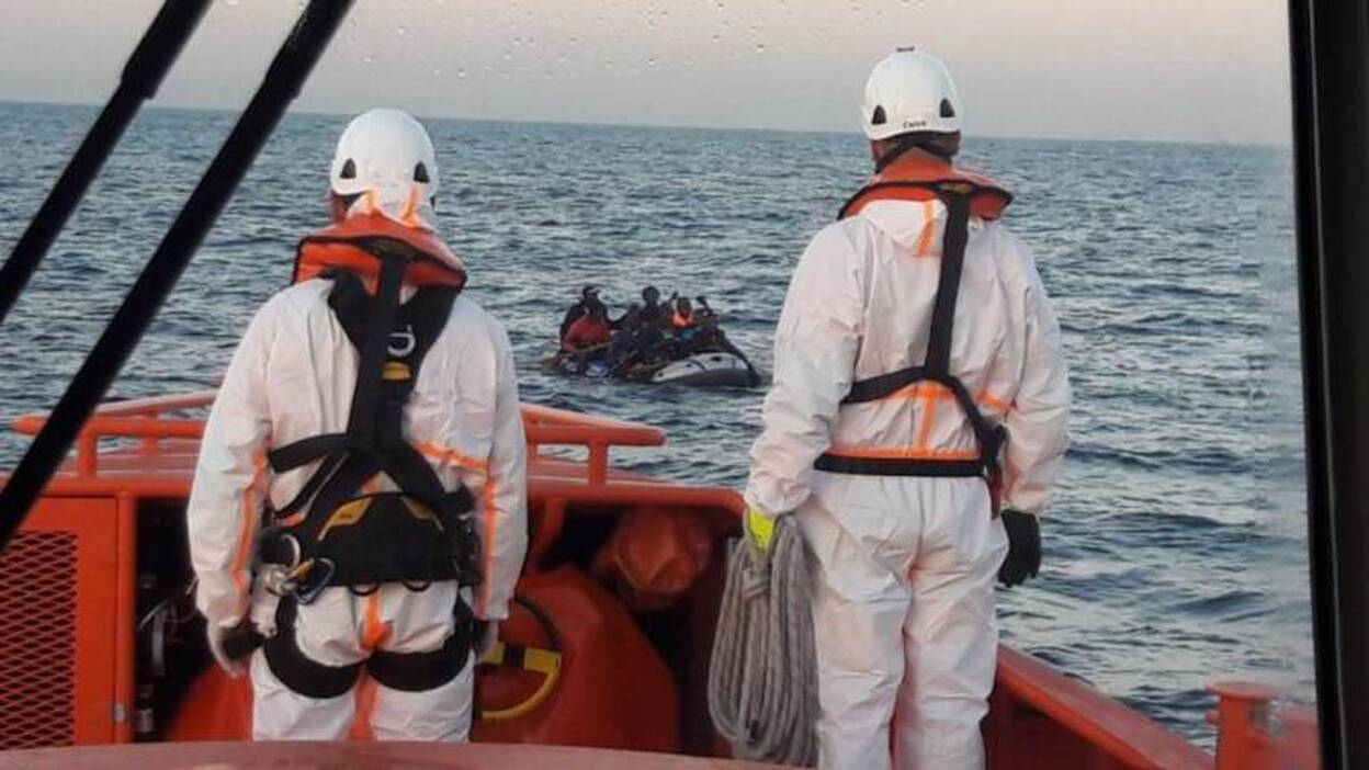 Rescatados 52 adultos y seis niños de una patera en el Mar de Alborán