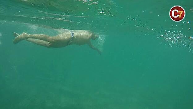 Chapuzón en la Playa de Arinaga