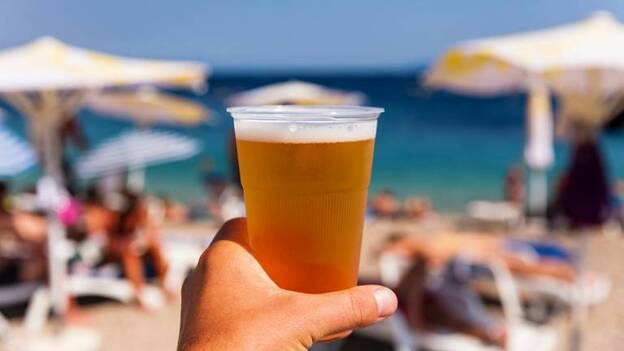 Cerveza, tapas y playa, principales requisitos de un 'verano ideal' para los canarios